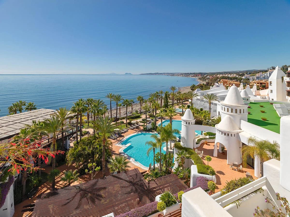 Vue aérienne de l'hôtel et de sa piscine, H10 Estepona Palace, Costa del Sol, Espagne