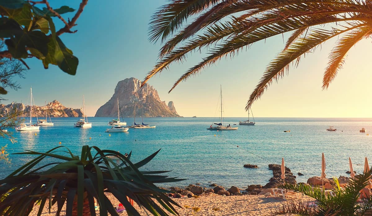 Plage de Cala d'Hort avec vue sur l'île d'Es Vedra, Ibiza, Îles Baléares, Espagne