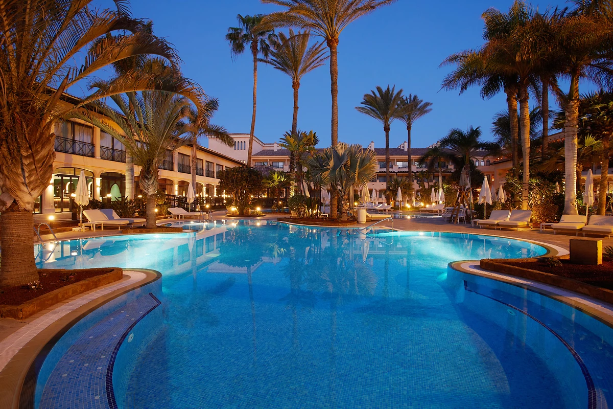 Piscine de l'hôtel de nuit, Secrets Bahía Real Resort & Spa