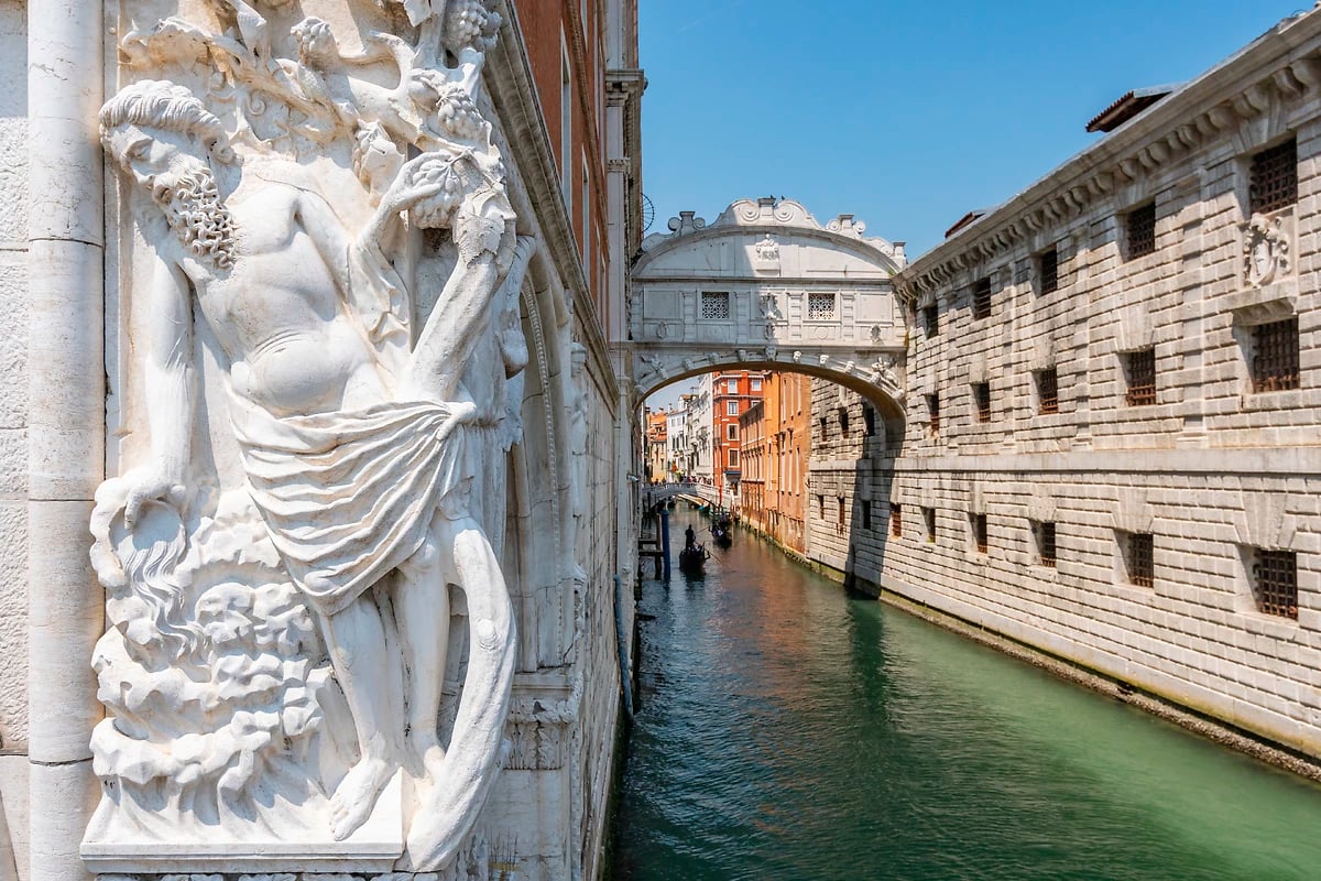 Pont des soupirs entre le Palais des Doges et la prison Prigioni Nuove, Venise