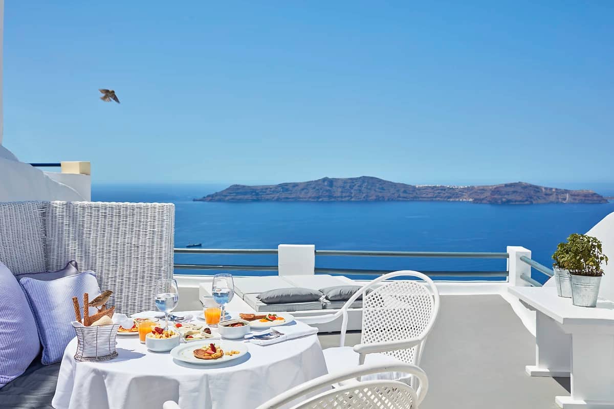 Terrasse, Hôtel Sun Rocks Santorini, Santorin, Grèce.