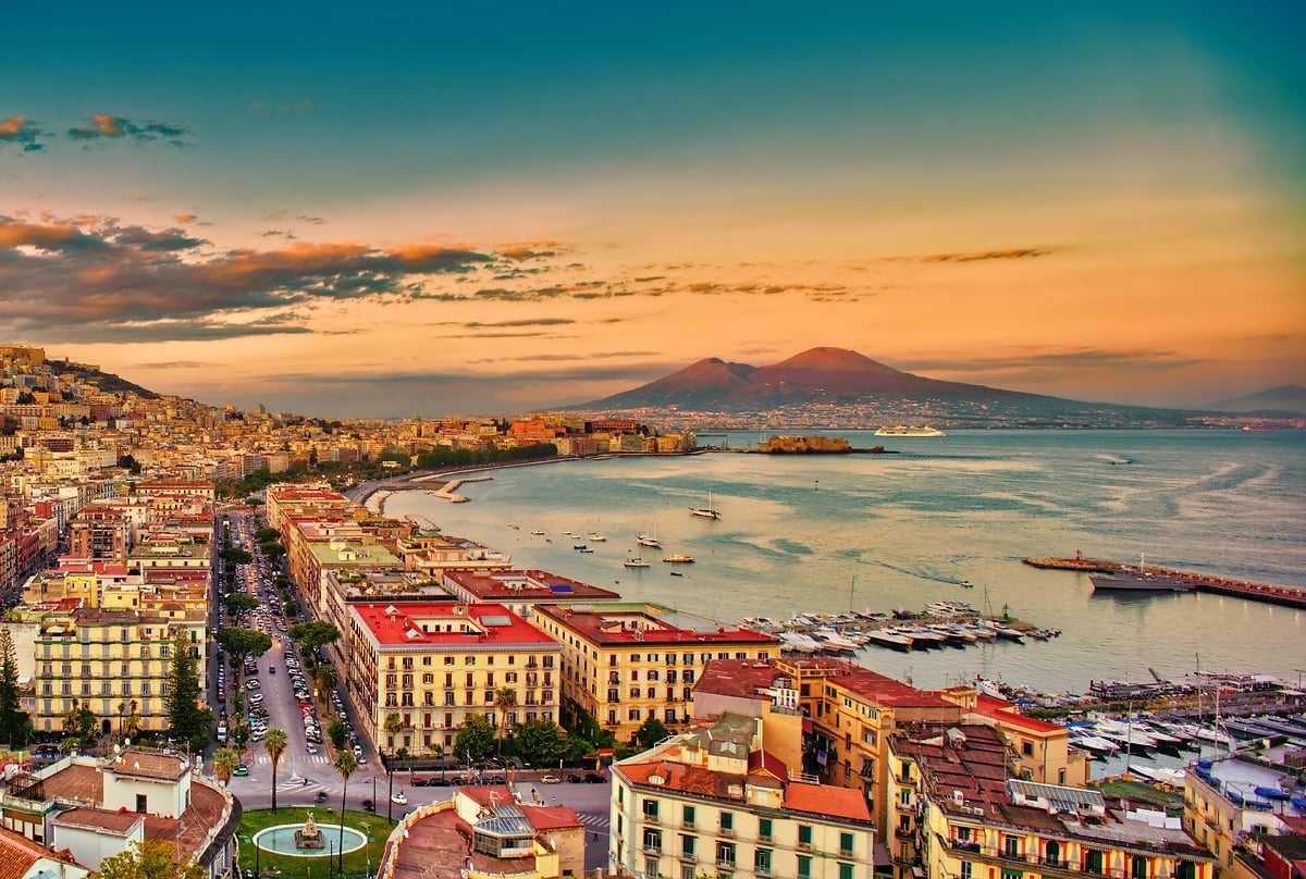 Vue sur la baie de Naples et le Vésuve, Campanie, Italie
