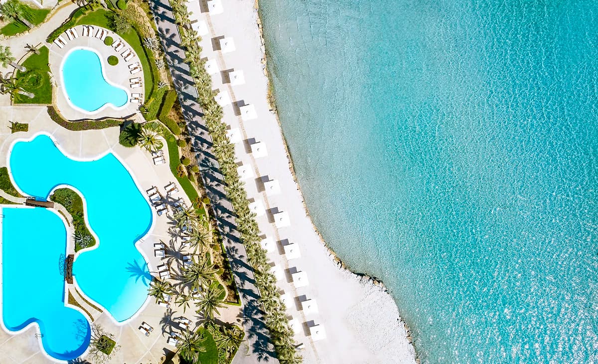 Vu aérienne sur la piscine et la plage de l'hôtel, Sani Beach
