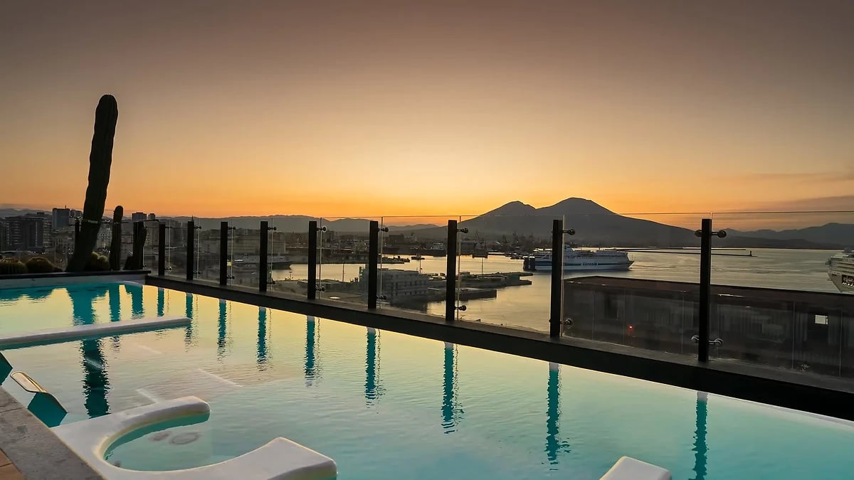 Piscine de l'hôtel, Romeo Napoli