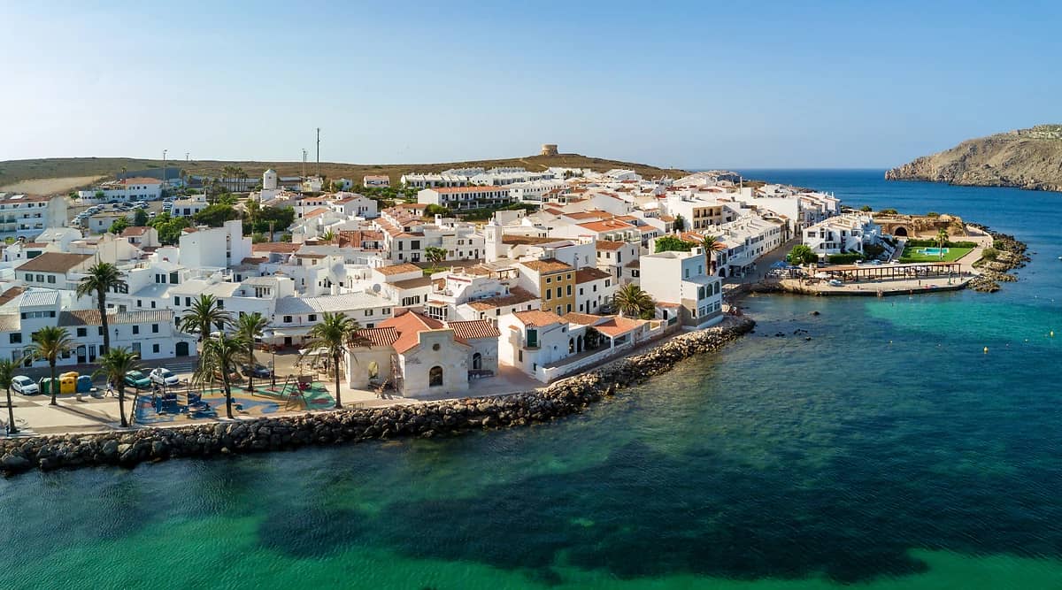 Vue aérienne sur le village de Fornells, Minorque, Îles Baléares, Espagne