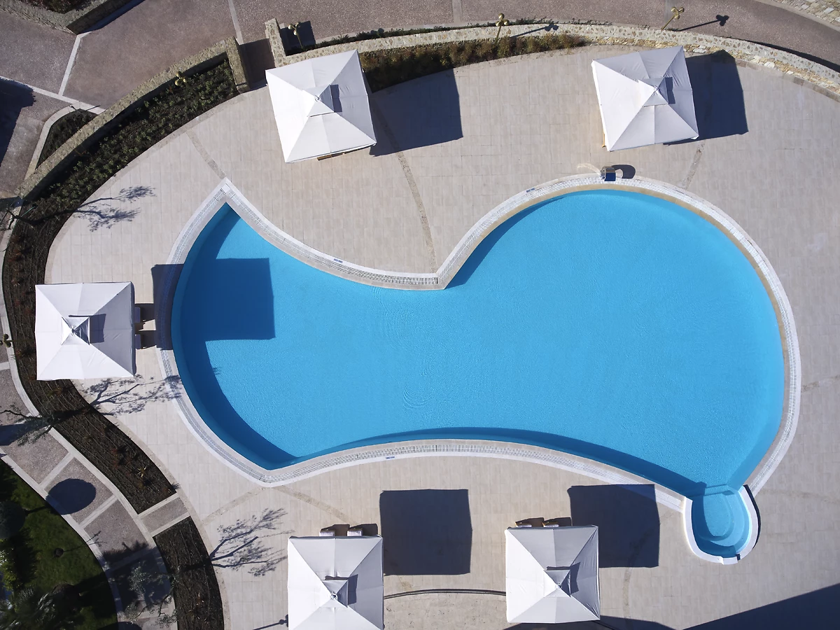 Vue aérienne de la piscine de l'hôtel, Porto Sani