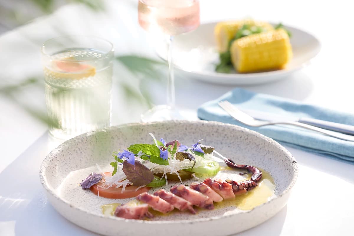 Plat servis au restaurant Bousoulas, Sani Beach