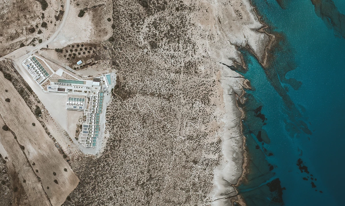 Vue aérienne du domaine, Domes White Coast Milos, Cyclades, Grèce