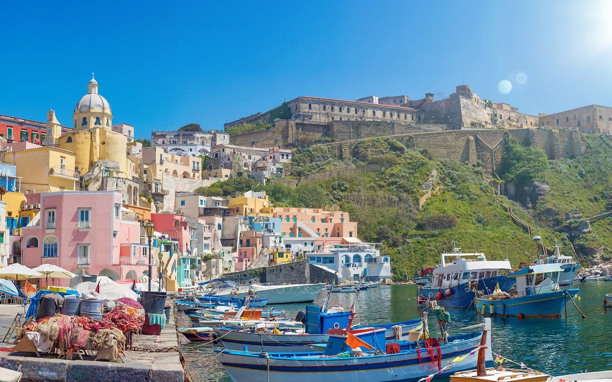 Vue sur Marina Corricella et Terra Murata, île de Procida, Campanie