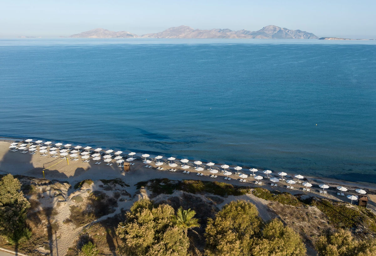 Vue aérienne sur la plage de l'hôtel, Grecotel Casa Paradiso, Kos, Grèce