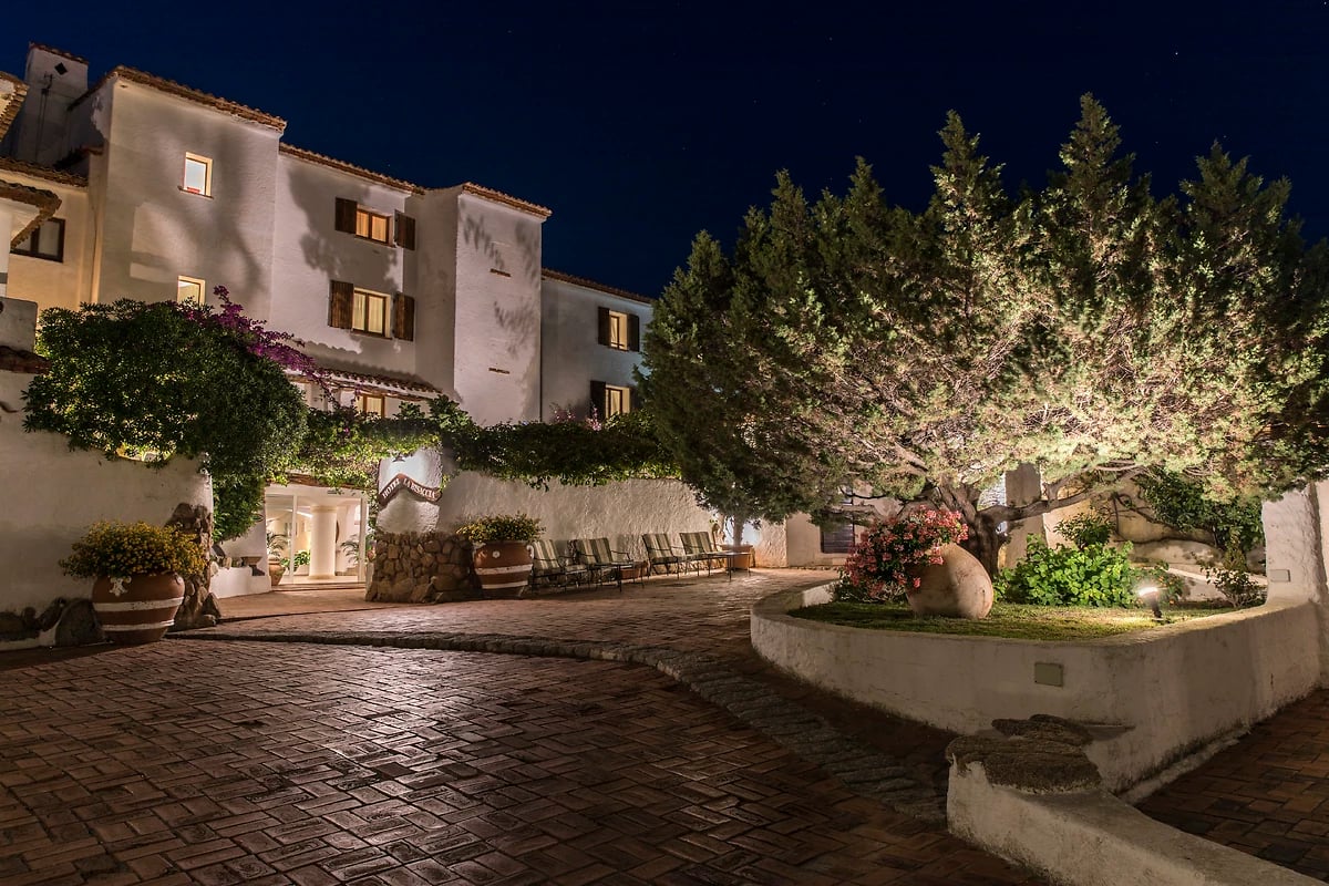 Vue extérieure de l'hôtel de nuit, hôtel La Bisaccia