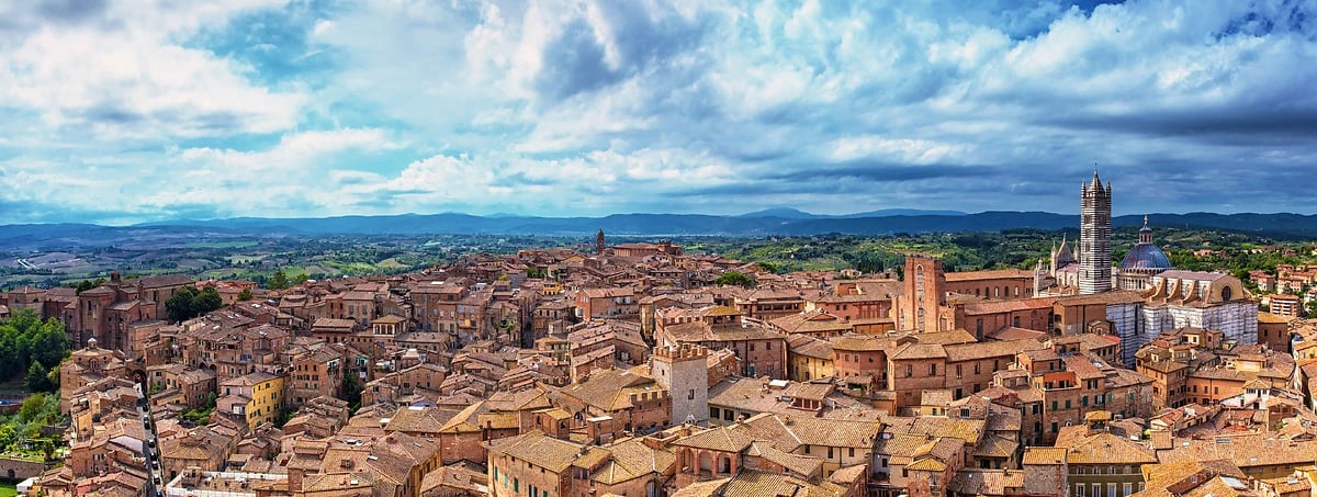 Vue sur le dôme et le clocher de la cathédrale, Sienne, Toscane