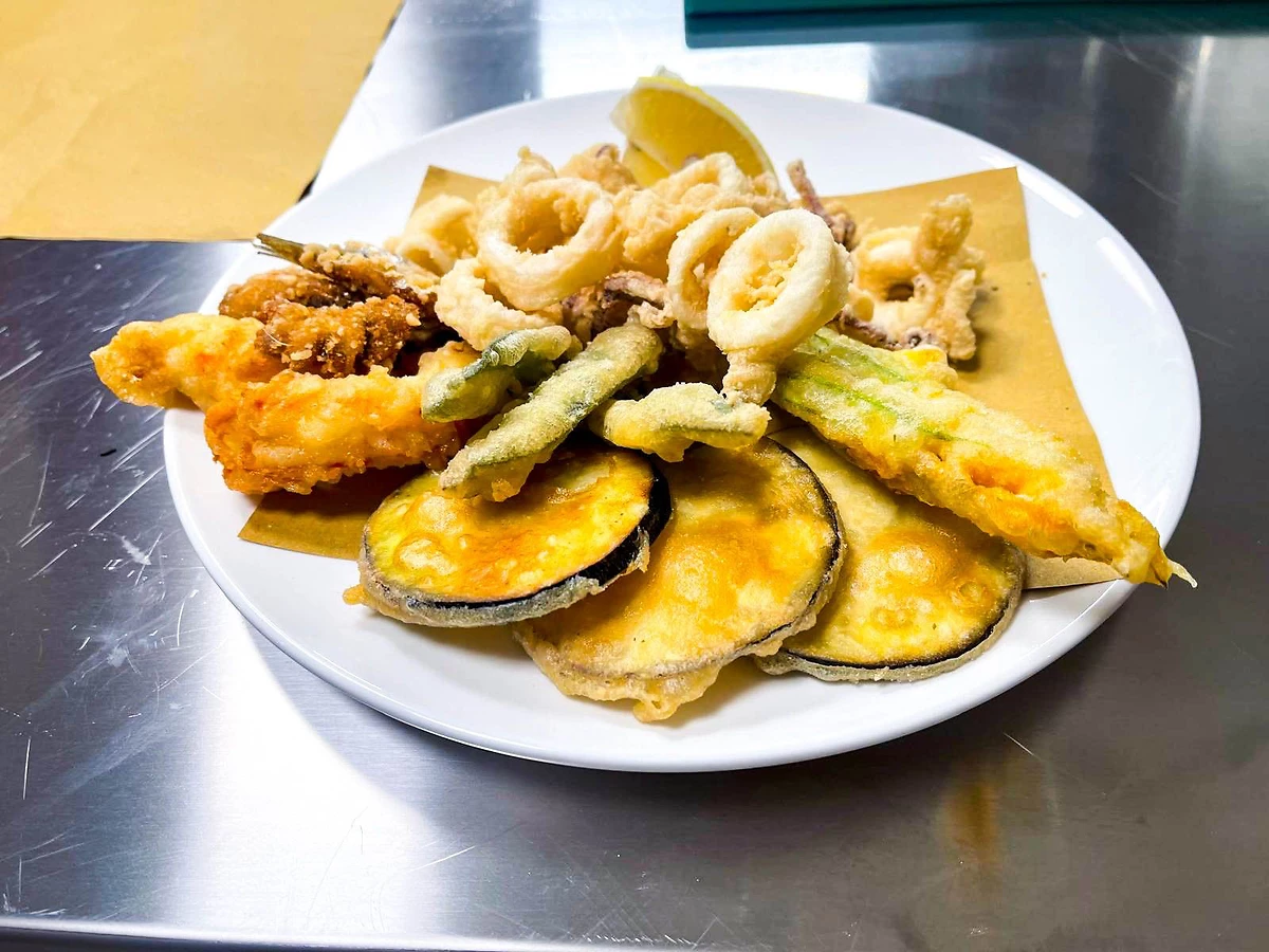 Plat de calamars et de légumes frits, Ristorante San Marco, Albergo San Marco, Venise, Italie