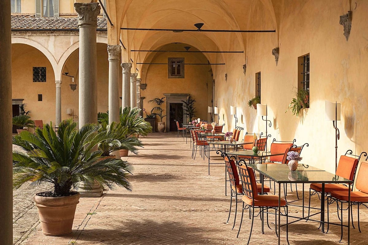Restaurant dans le cloître, La Certosa di Maggiano, Toscane, Italie