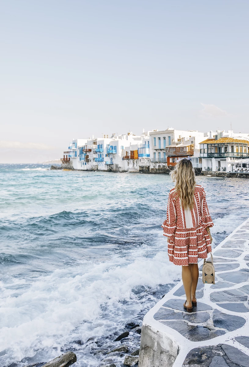 Jeune femme en bord de mer, Mykonos, Cyclades, Grèce