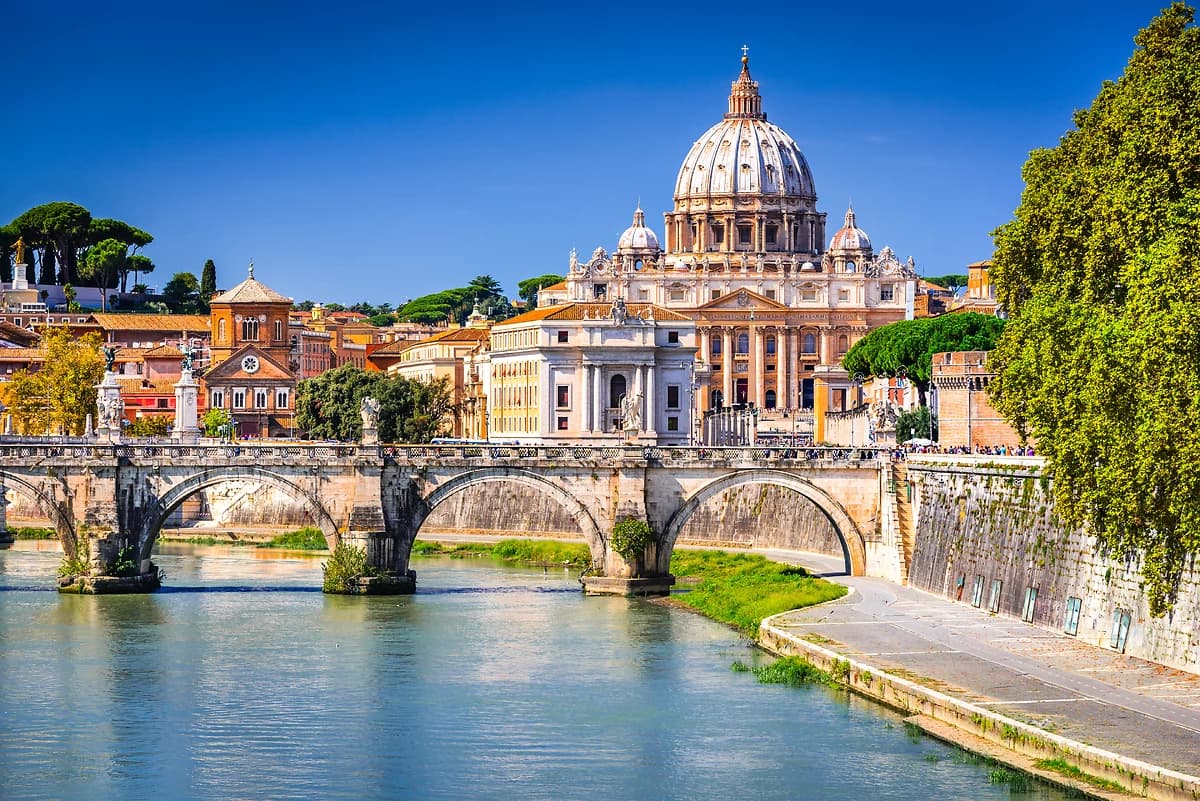 Dôme du Vatican de la basilique Saint-Pierre et pont Saint-Ange sur le Tibre, Rome