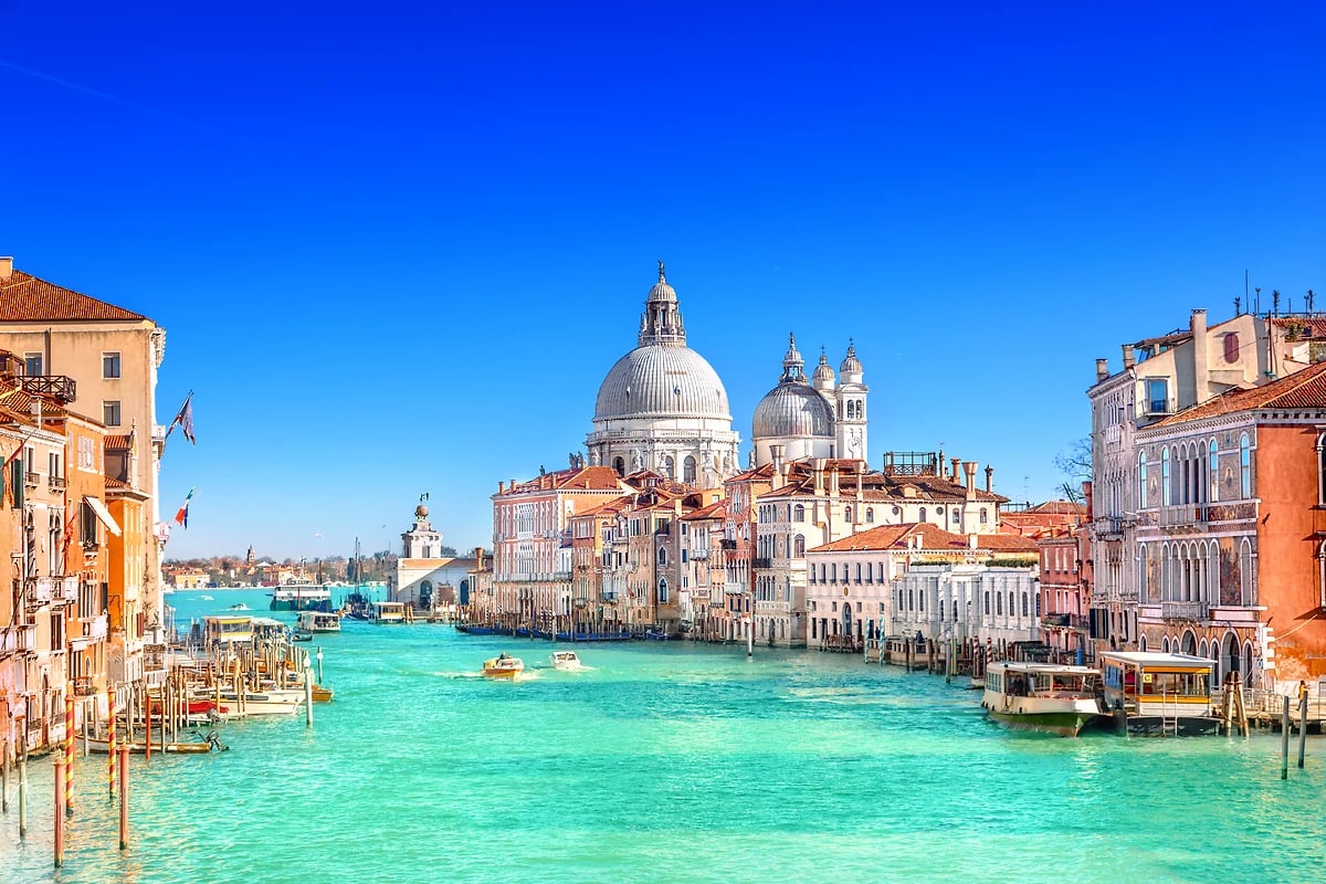 Grand canal, basilique Santa Maria della Salute, Venise, Italie