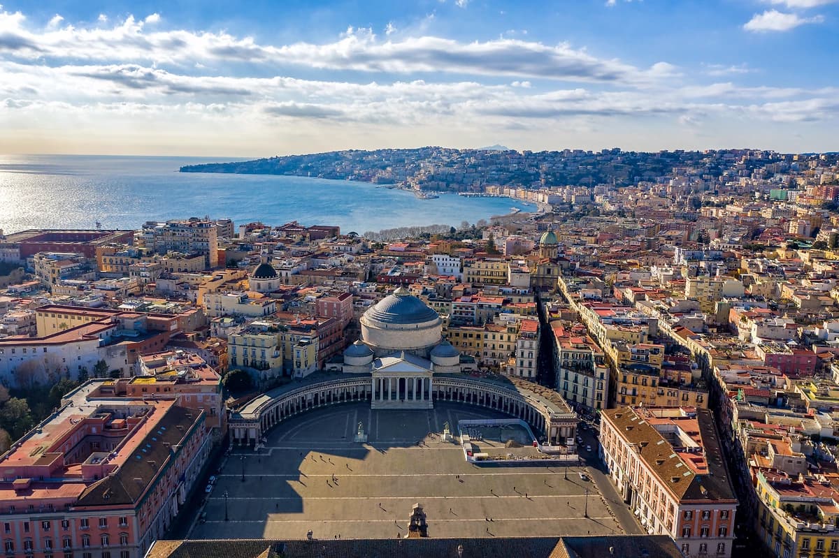 Vue aérienne de Naples depuis la Piazza del Plebiscito, Campanie