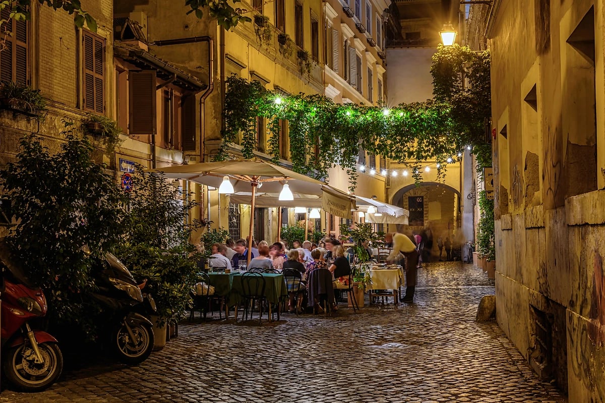 Ruelle de nuit, quartier de Trastevere, Rome, Italie