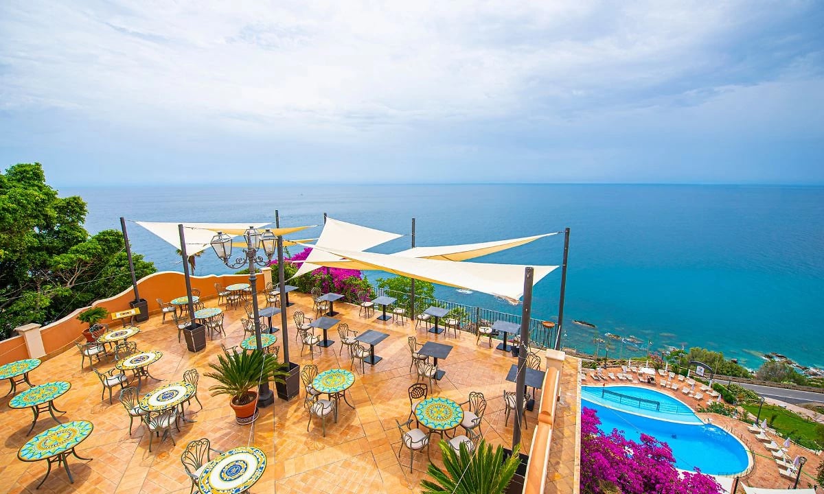 Vue aérienne sur la terrasse et la piscine, Baia Taormina CDSHotels, Sicile
