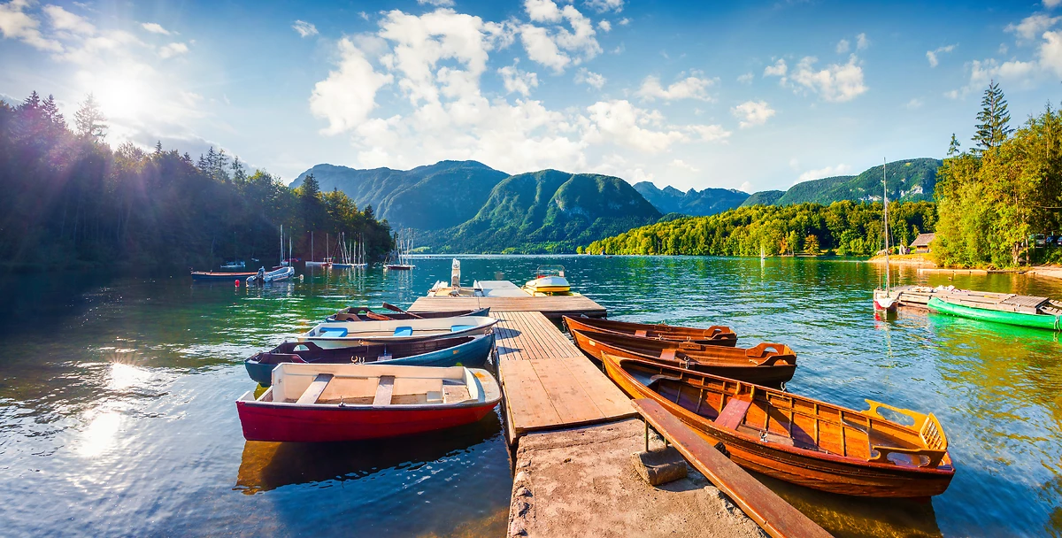 Panorama du lac Bohinj dans le parc national du Triglav, Slovénie