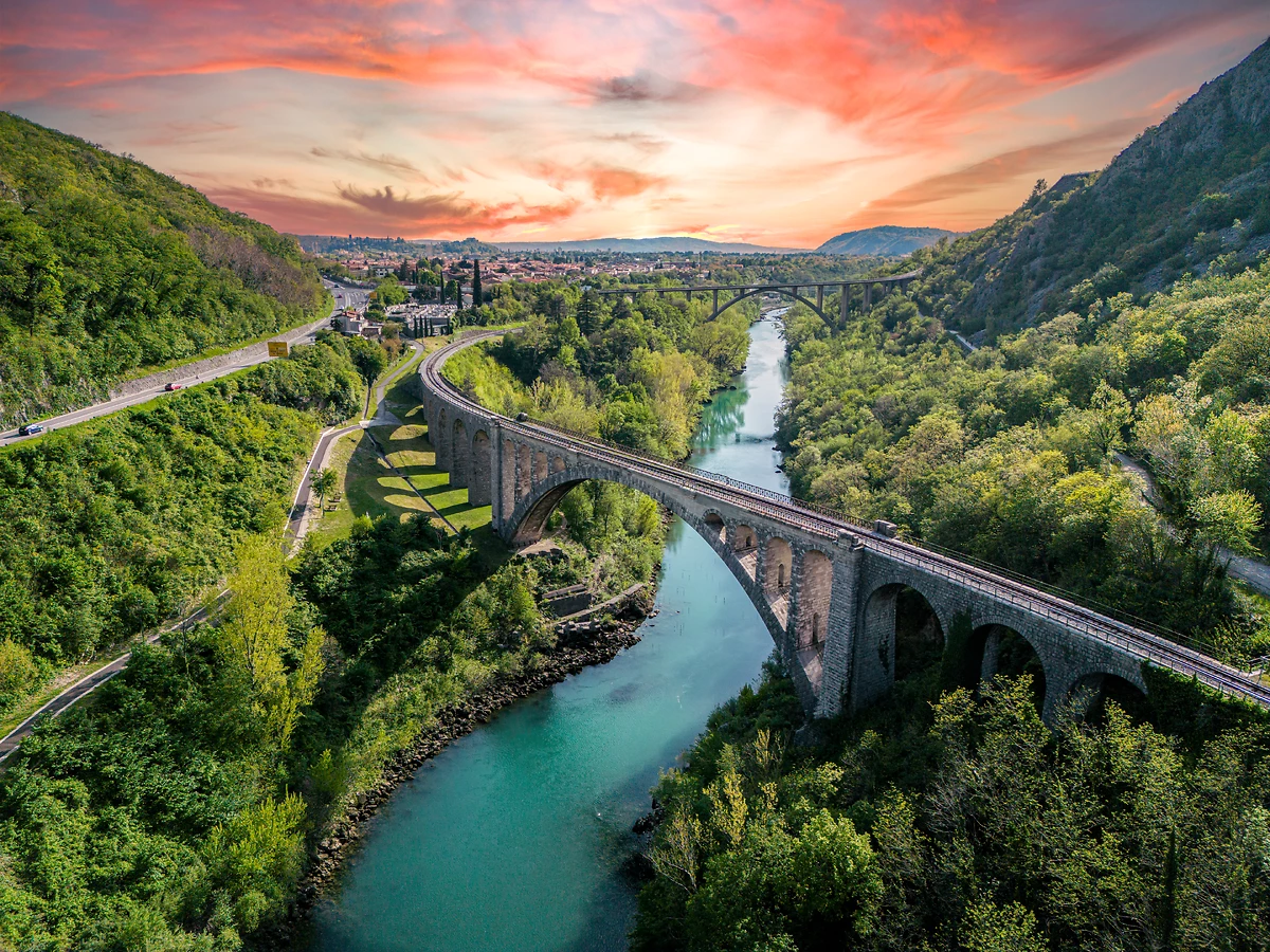 Coucher du soleil du pont de Solkan près de Nova Gorica, Slovénie