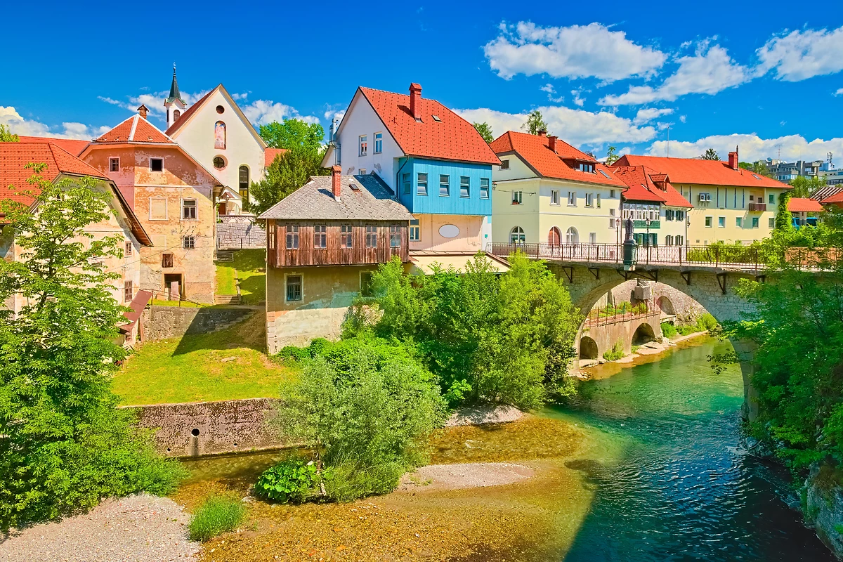 Vue du pont Capuchin dans le vieux centre-ville de Kofja Loka, Slovénie