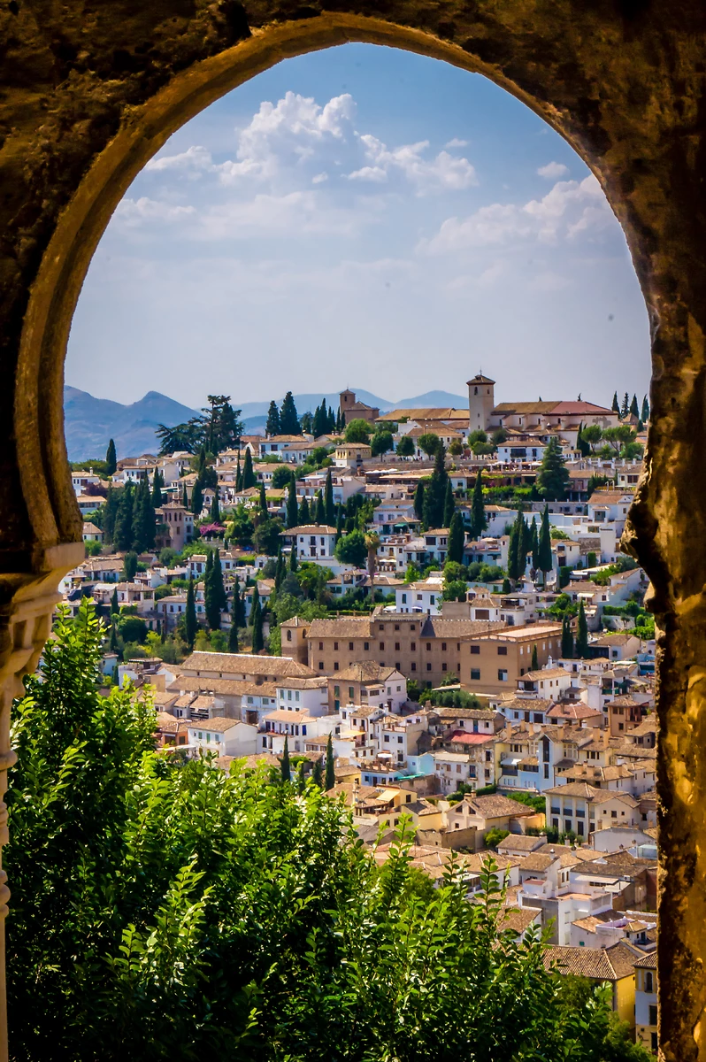 La vieille ville de Grenade vue depuis une fenêtre en arc de l'Alhambra, Espagne