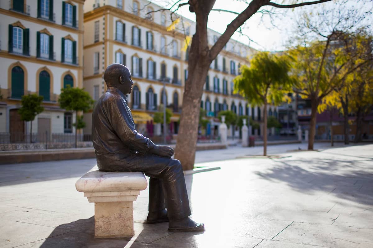 Statue en bronze de Pablo Picasso sur la Plaza de la Merced, dans la ville de Malaga, Espagne