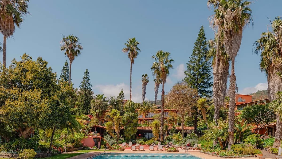 Vue sur la piscine de l'hôtel, Quinta Splendida Wellness & Botanical Garden, Madère, Portugal