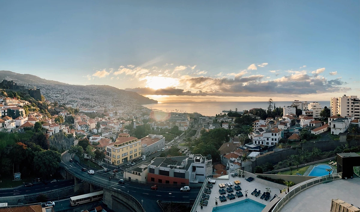 Vue aérienne sur l'hôtel et sa vue, The Views Baía, Madère, Portugal