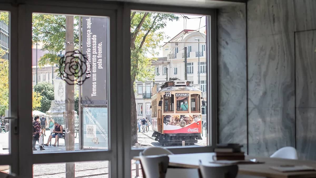 Vue sur la rue depuis l'intérieur de l'hôtel, Legendary Porto Hotel, Porto, Portugal