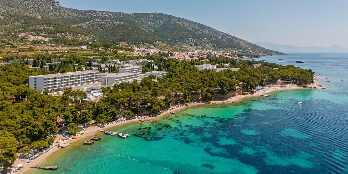 Vue aérienne du Bluesun Hôtel Elaphusa, île de Brač, Croatie