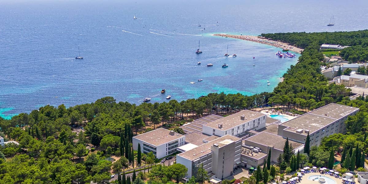 Vue aérienne du Bluesun Hôtel Elaphusa, île de Brač, Croatie