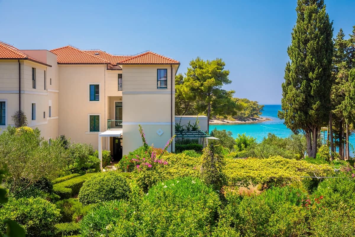 Vue de l'Aminess Vival Velaris Resort, île de Brač, Croatie