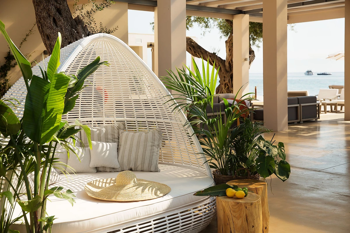 Lounge au bord de la piscine, Domes Miramare, a Luxury Collection Resort, Corfou, Grèce