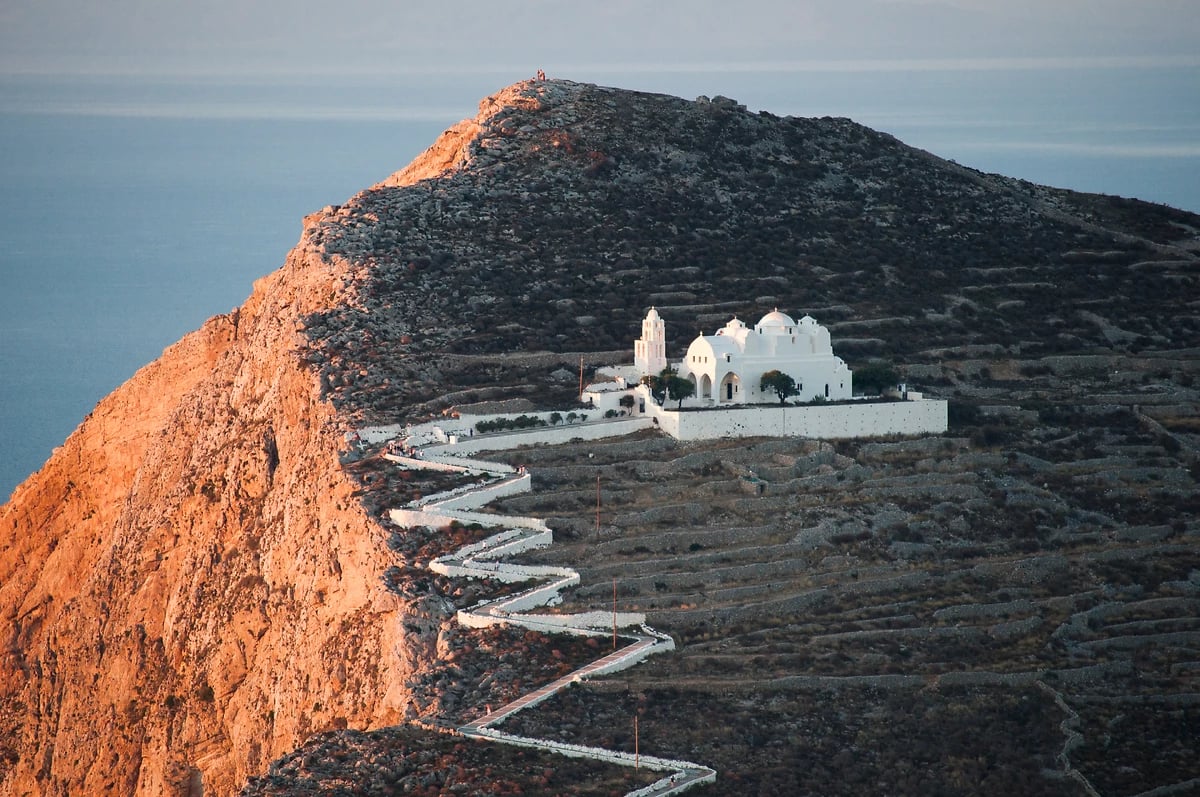 Église de Panagia sur le haut d'une falaise, Folegandros, Grèce