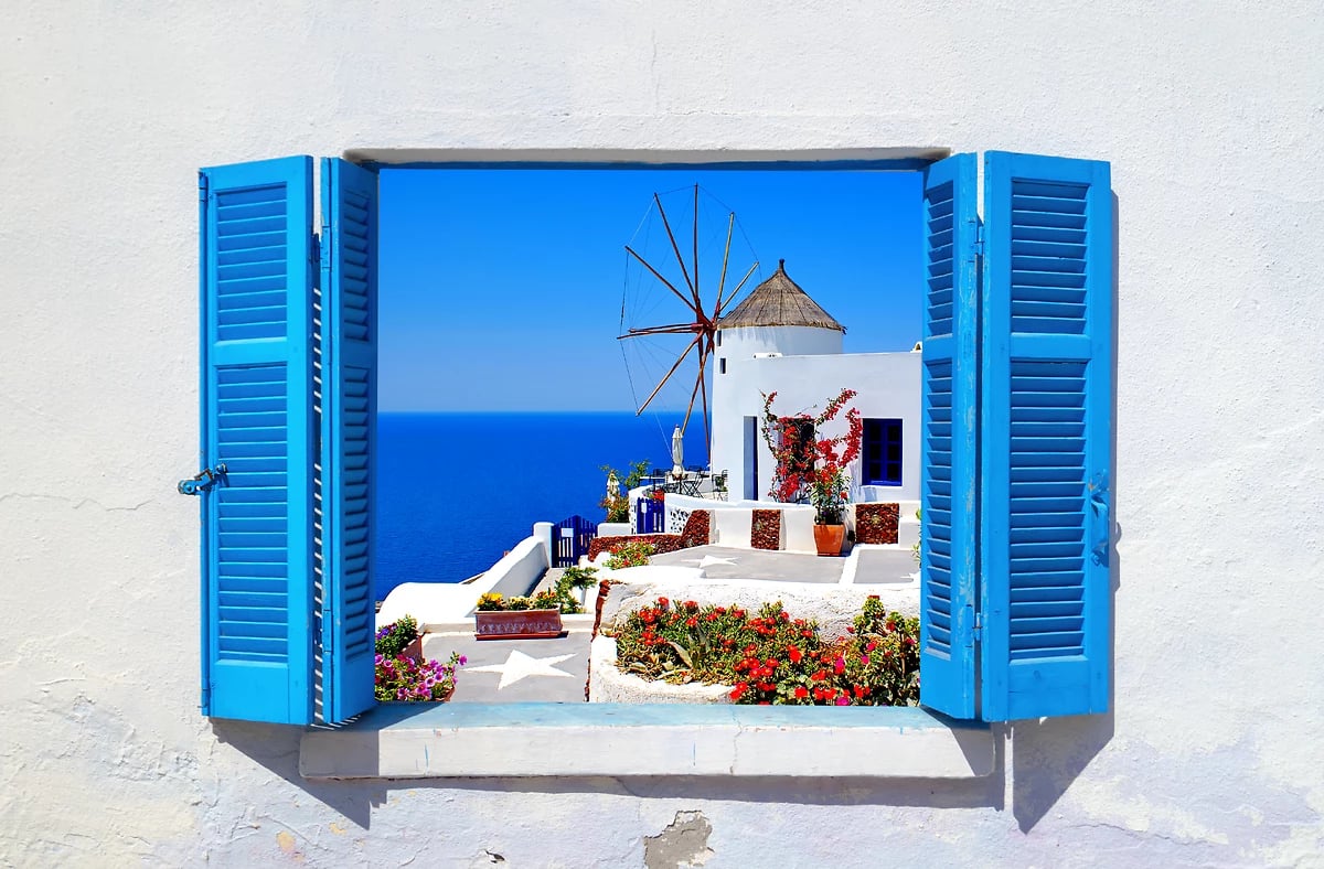 Volet bleu grec s'ouvrant sur le village d'Oia, Santorin, Grèce