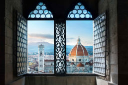 Vue depuis l'ancienne fenêtre sur la basilique du Duomo de Florence de Santa Maria del Fiore. Florence, Italie