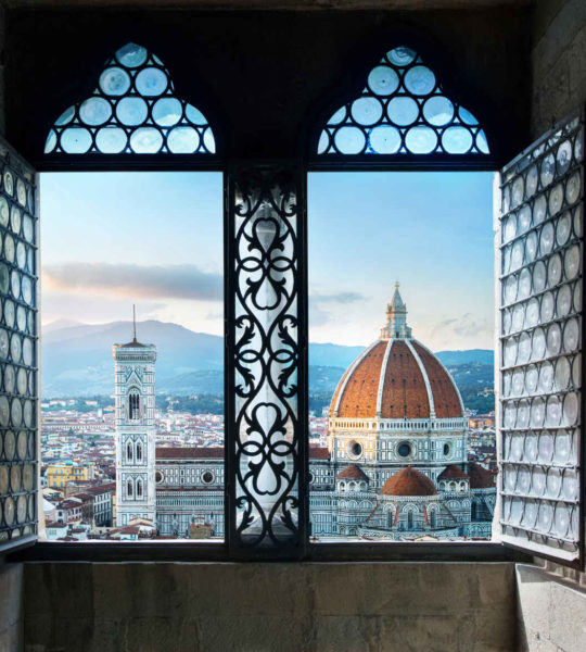 Vue depuis l'ancienne fenêtre sur la basilique du Duomo de Florence de Santa Maria del Fiore. Florence, Italie
