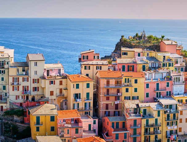 Photo panoramique de la célèbre ville de Manarola aux Cinque Terre