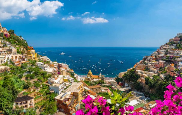 Paysage avec la ville de Positano sur la célèbre côte amalfitaine