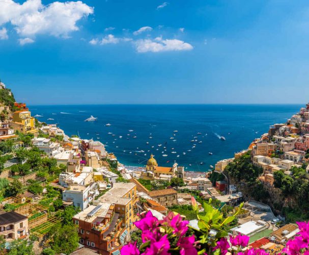 Paysage avec la ville de Positano sur la célèbre côte amalfitaine