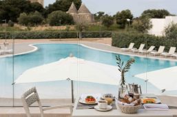 Espace petit déjeuner, vue sur la piscine, Cala Ponte Hotel, Polignano a Mare, Italie