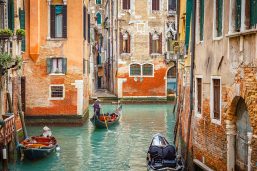 Gondoles dans un canal étroit, Venise, Italie