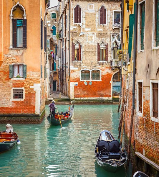 Gondoles dans un canal étroit, Venise, Italie