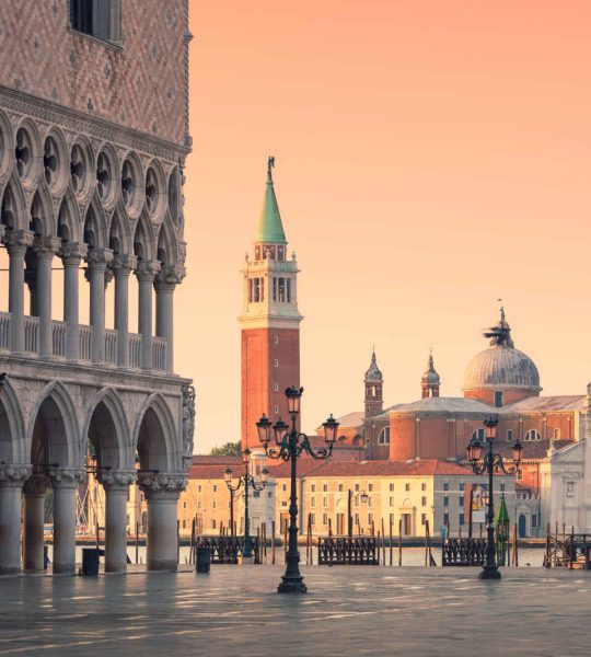 Piazza San Marco avec l'Église San Giorgio Maggiore et la colonne de Saint-Marc, Venise, Italie