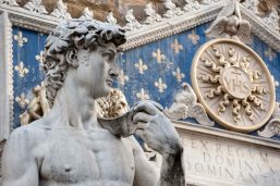 Copie du David de Michel-Ange, à l'entrée du Palazzo Vecchio, Galerie de l'Académie des Beaux-Arts, Florence, Italie
