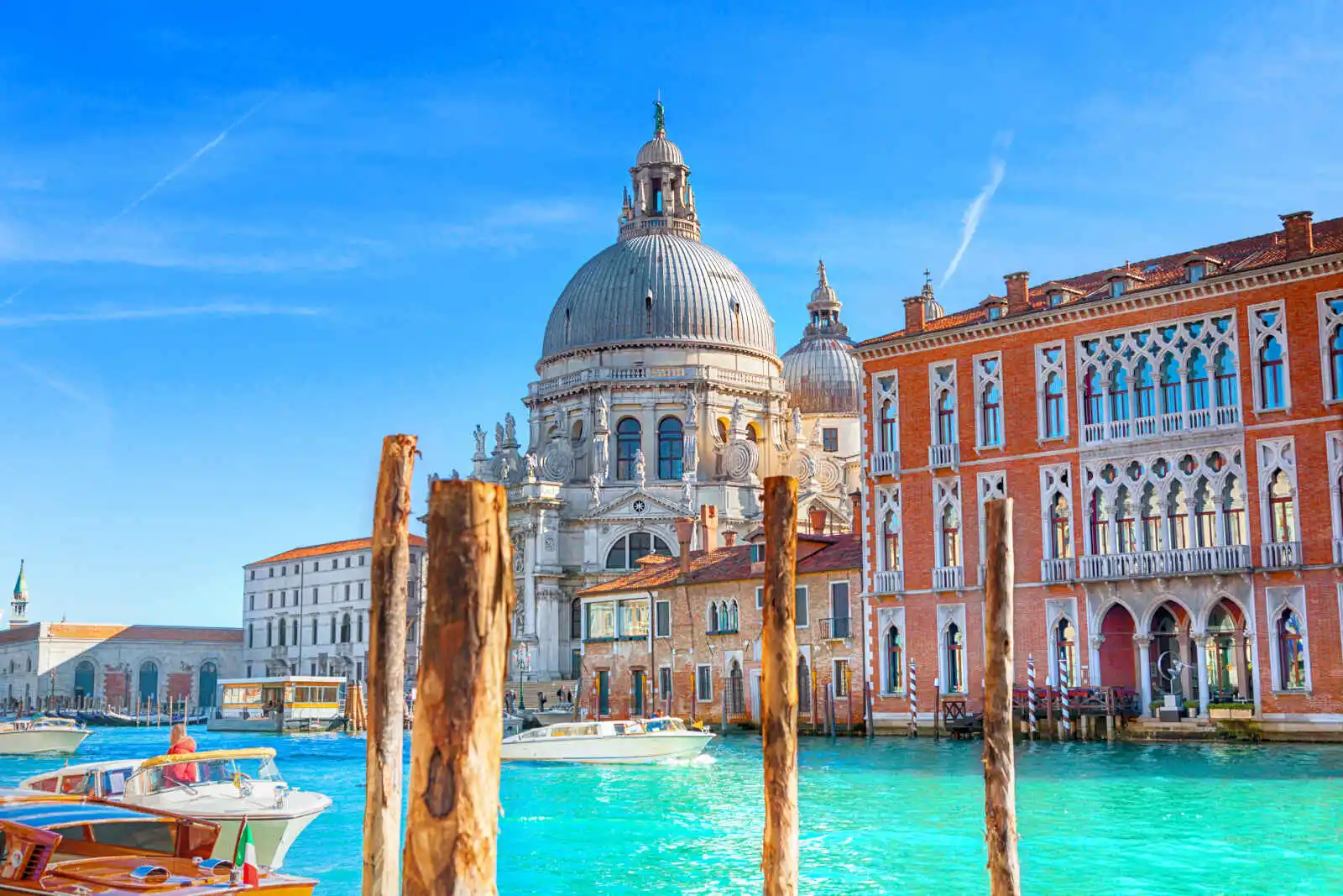 Vue sur le Grand Canal et la Basilique Santa Maria della Salute, Venise, Italie