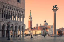 Piazza San Marco avec l'Église San Giorgio Maggiore et la colonne de Saint-Marc, Venise